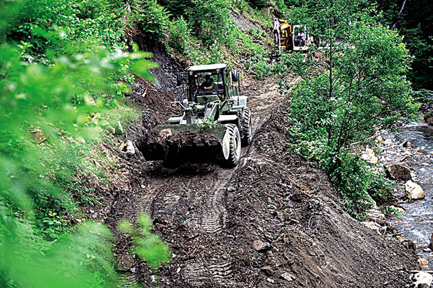 Српска посла јача и од поплава: Због неслагања комшија, привремени мост у Ивањици неколико километара ниже